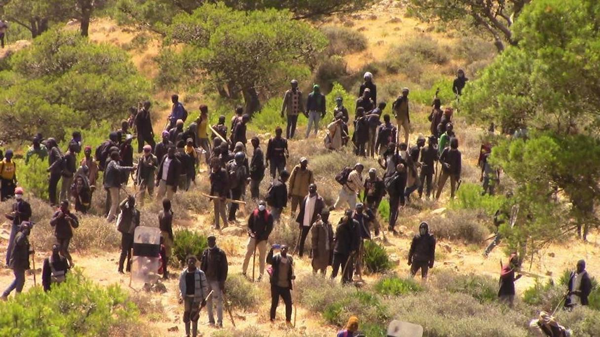 Le vendredi 24 juin 2022, nombre de migrants subsahariens, regroupés pour franchir la frontière entre Nador et Melilia, étaient armés de gourdins et d'armes blanches.
