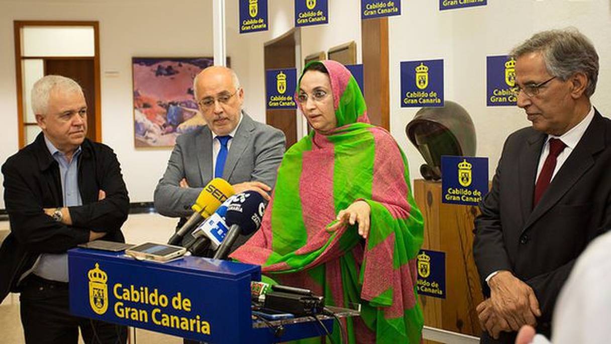 Aminatou Haidar aux Îles Canaries avec Ahmed Boukhari (à droite).
