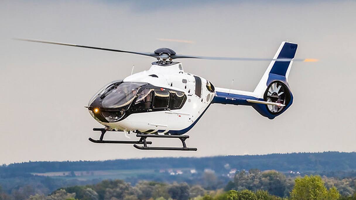 Un hélicoptère bimoteur léger de type H135, produit par Airbus Helicopters.
