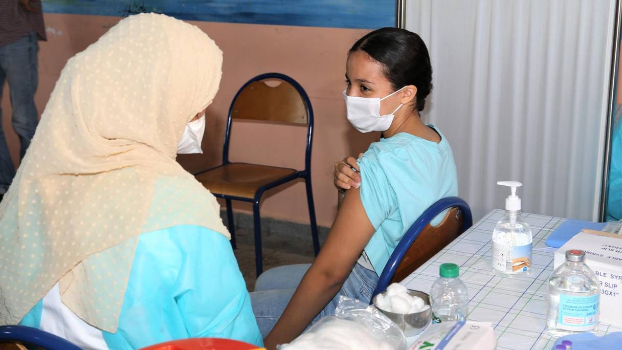 Une adolescente reçoit une dose de vaccin anti-Covid-19, dans un centre de vaccination à Casablanca, dans le contexte de l'élargissement de la campagne de vaccination au Maroc aux 12-17 ans.
