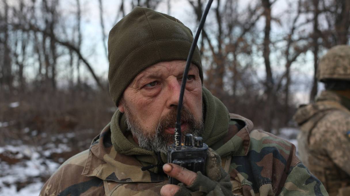 Un soldat des forces ukrainiennes communique avec un talkie walkie, après des combats contre les troupes russes et les séparatistes soutenus par la Russie, près du village de Zolote, dans la région de Lougansk, le 6 mars 2022.
