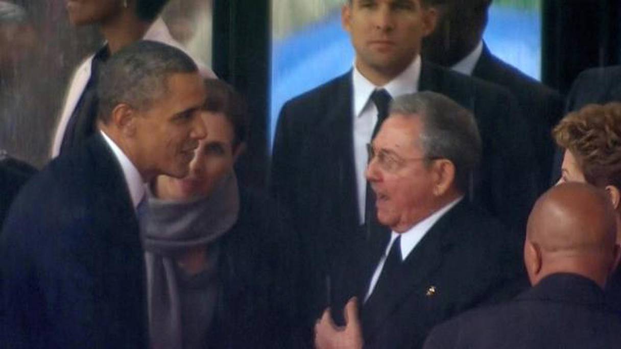 En décembre 2013, MM. Castro (à droite) et Obama avaient échangé une poignée de main en Afrique du sud, lors des hommages rendus à Nelson Mandela.
