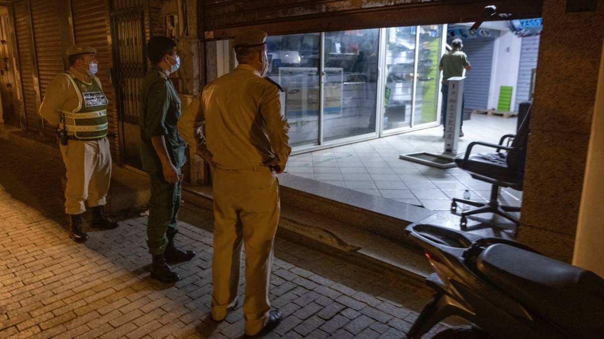 À Rabat, les autorités contrôlent le respect du couvre-feu nocturne, désormais en vigueur à partir de 21H00. 
