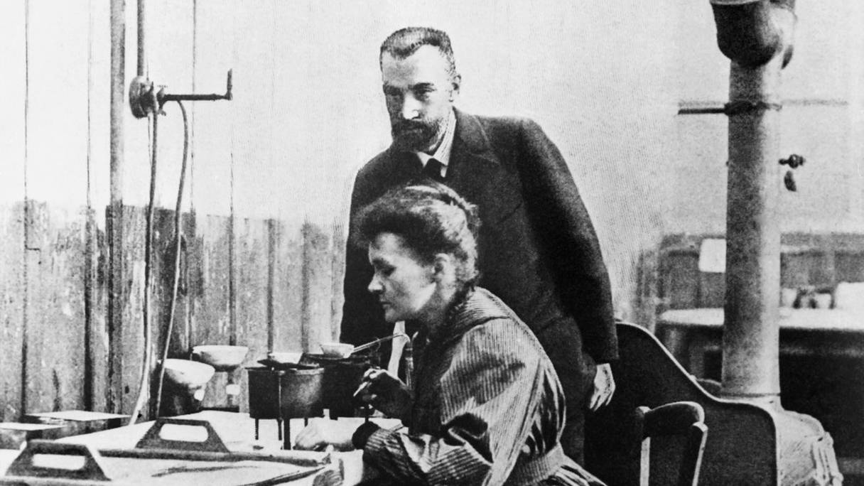La physicienne franco-polonaise Marie Curie (1867-1934), bien que Prix Nobel de Physique puis de Chimie, pour ses découvertes sur l'atome, est toujours présentée aux côtés de son mari Pierre Curie (1859-1906). Ici dans leur laboratoire, à Paris, au début du siècle dernier.
