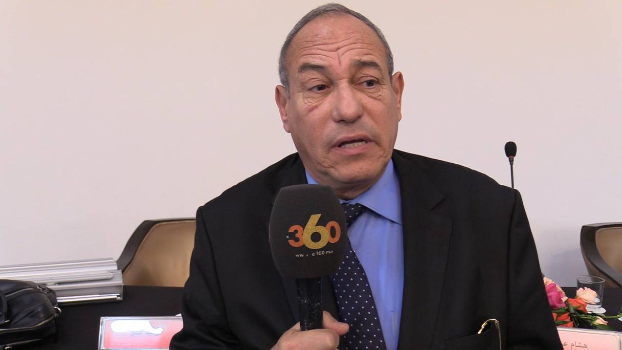Hichem Aboud, célèbre journaliste et youtubeur algérien, lors d'une conférence de presse organisée par la Maghreb Association for Peace, Cooperation and Development, mercredi 28 décembre 2022 à Oujda.
