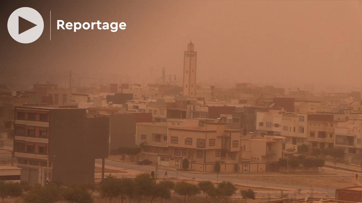 Un nuage de poussière ocre a envahi le ciel d'Oujda, le 14 mars 2022. 
