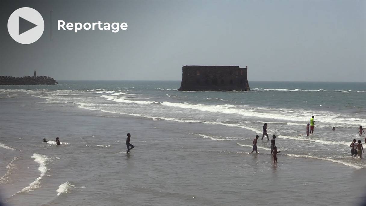 La plage de la Casa del Mar, près de Tarfaya, est connue pour un vestige construit par des Espagnols sur un îlot non loin du rivage, il y a des siècles de cela. 
