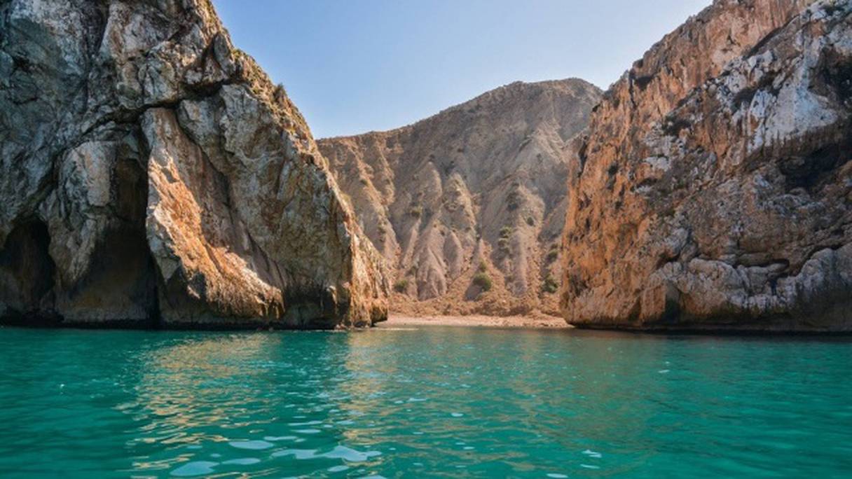 Vallée du Paradis, sur les contreforts du Haut Atlas, près du village d'Imouzzer Ida Outanane, à 50 km d’Agadir. Trois grandes cascades s'y succèdent, avec leur piscine naturelle aux eaux turquoises. 
