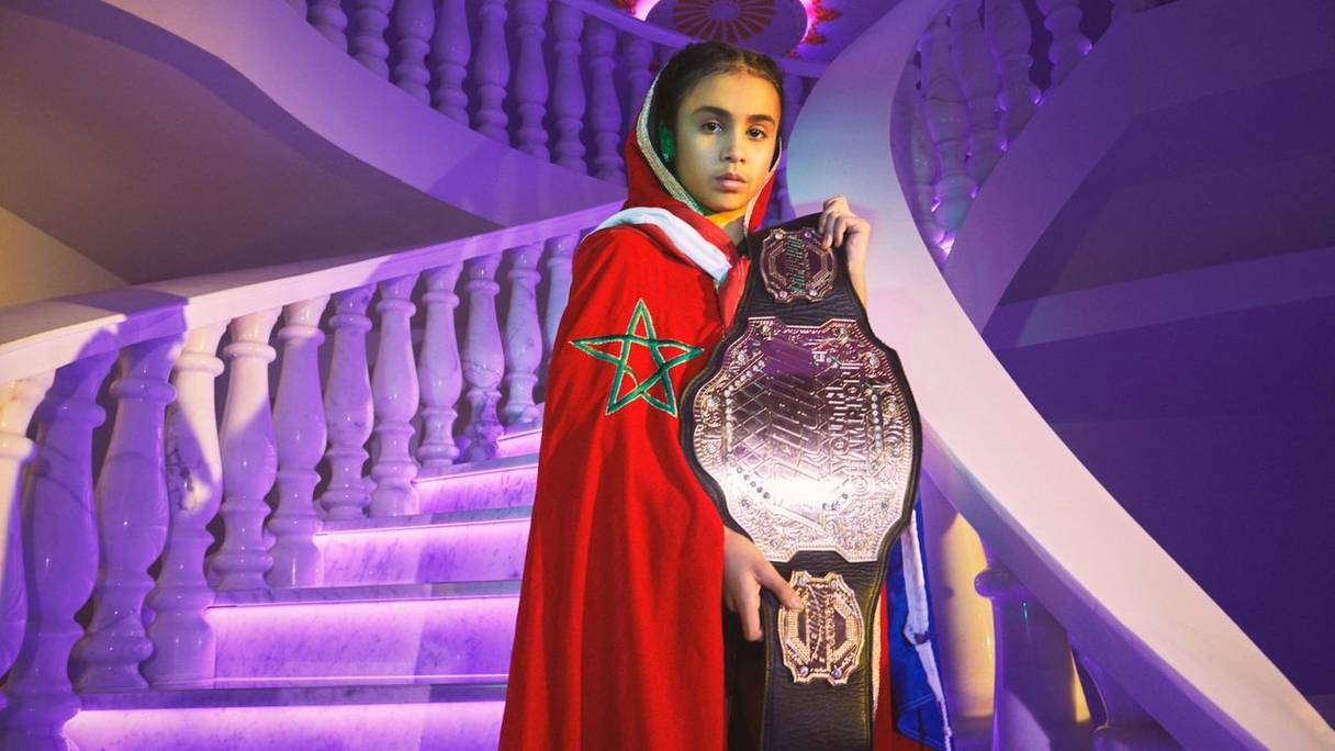 La jeune Marocaine Amira Tahri exhibe fièrement sa ceinture de championne du monde de kick boxing. 
