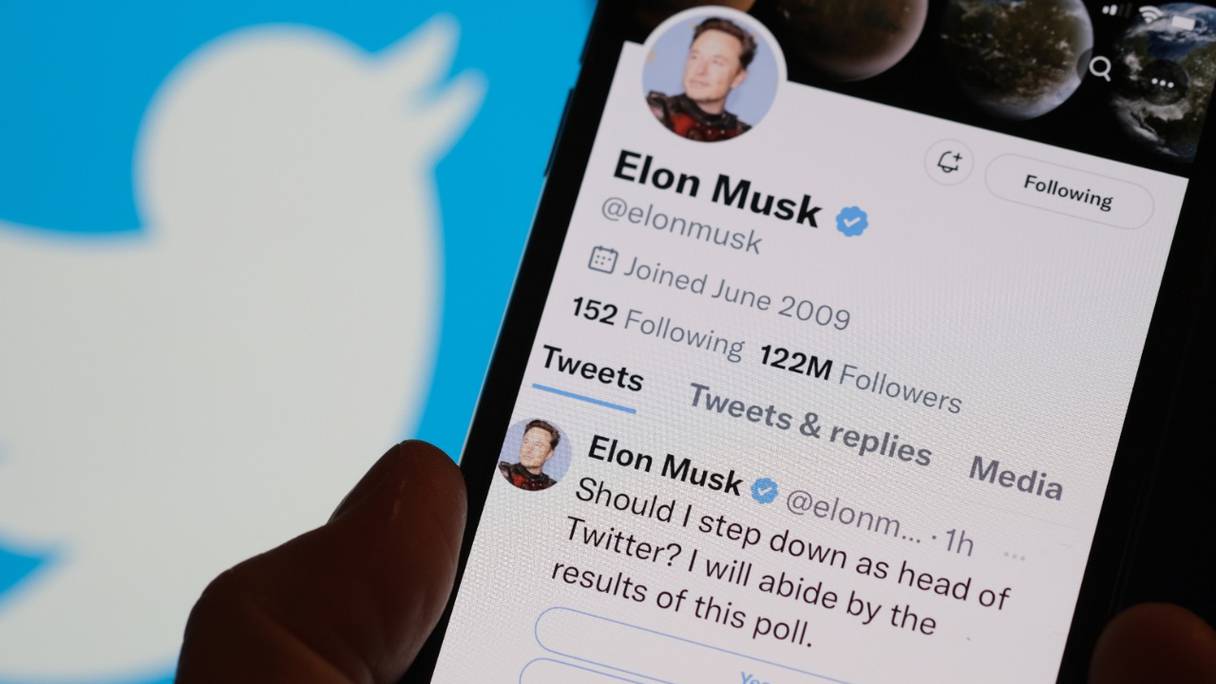 Un téléphone affiche le compte Twitter d'Elon Musk où il propose un sondage aux abonnés du réseaux social, remettant à leur décision la question de son avenir à la tête de l'entreprise.
