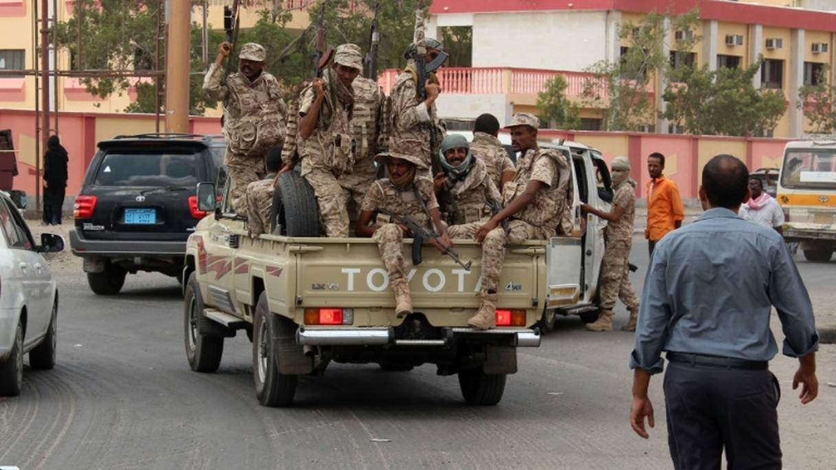 Des forces loyalistes yéménites patrouillent dans la ville d'Aden, le 30 mars 2016.
