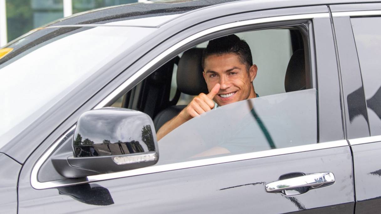 Cristiano Ronaldo arrive au Centre d'entraînement de la Juventus Turin le 19 mai 2020 à Continassa près de Turin
