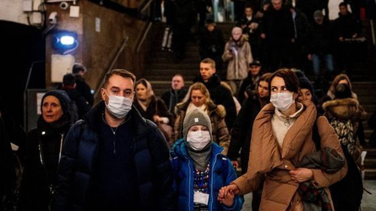 Des usagers du métro portent des masques de protection contre le coronavirus, dans une station de la capitale russe, au début du mois de mars 2020. 
