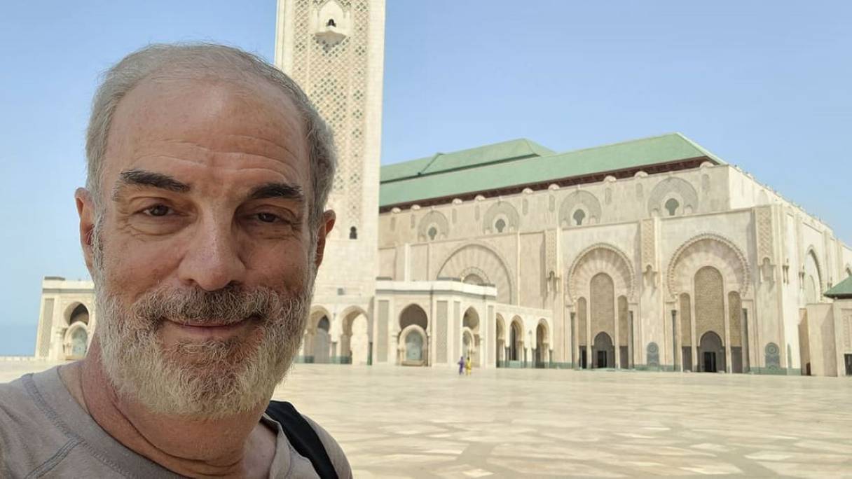 Tim Curran à la mosquée Hassan II, à Casablanca
