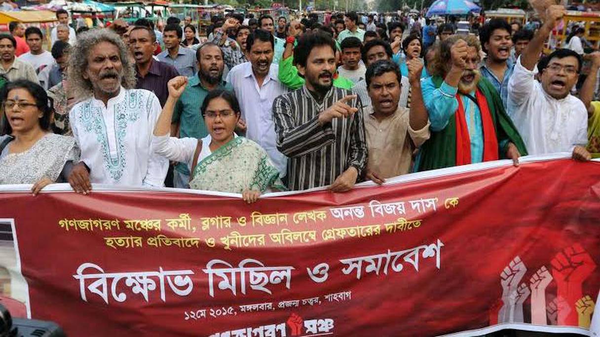 Manifestation à la suite du meurtre d'un blogueur et banquier libre-penseur à Sylhet (Bengladesh).
