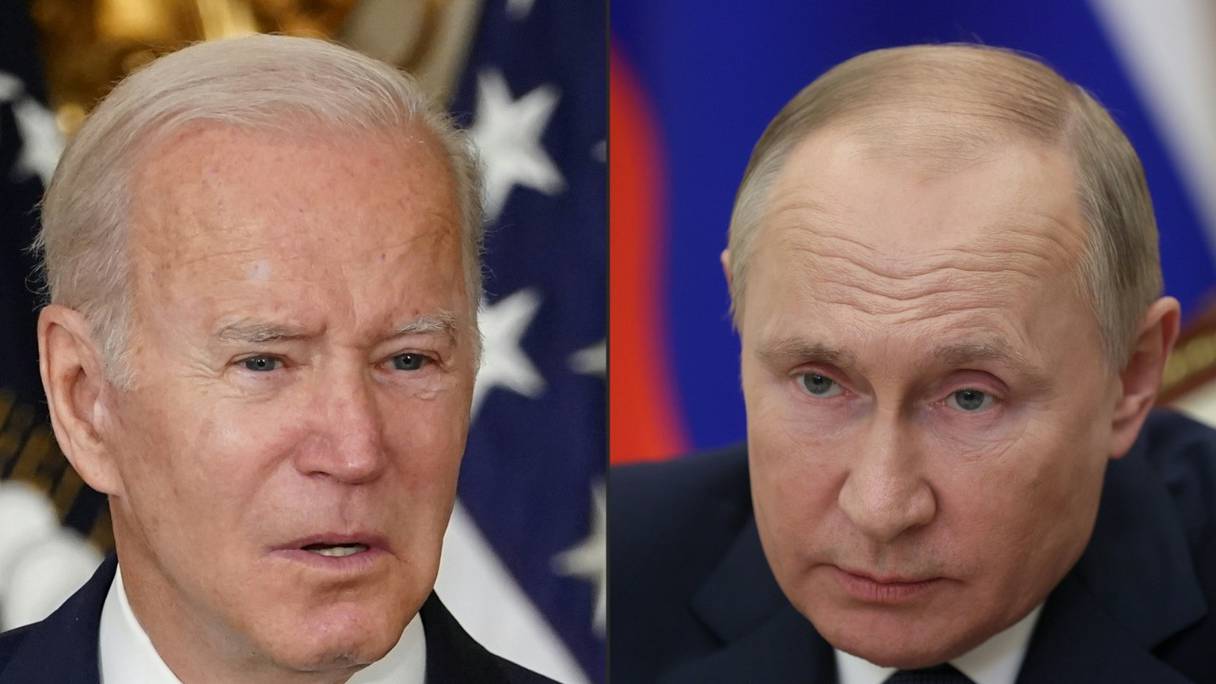 Le président américain à la Maison Blanche, le 18 novembre 2021, et le président russe à Moscou, le 4 décembre 2021. Joe Biden et Vladimir Poutine doivent tenir une visioconférence le 7 décembre 2021 pour aborder la question des tensions militaires en Ukraine.
