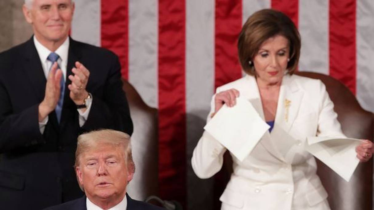 Nancy Pelosi déchire ostensiblement sa copie du discours que vient de prononcer Donald Trump, au Congrès à Washington, le 4 février 2020. 
