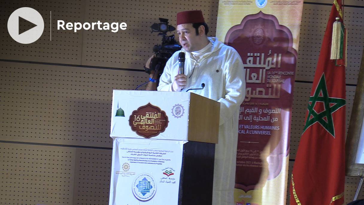 Moulay Mounir Kadiri prend la parole à la 16e édition du forum international du soufisme, à Madagh, le 22 octobre 2021.
