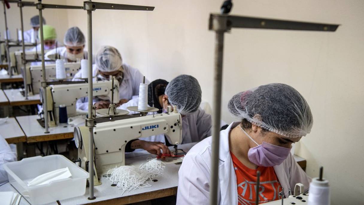 Une unité de production de masques de protection contre le coronavirus, à la prison Oukacha de Casablanca.
