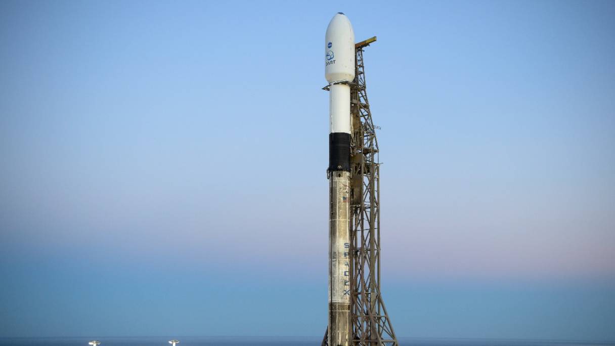 La fusée SpaceX Falcon 9 avec le test de redirection de double astéroïde, ou DART, vaisseau spatial à bord, au lever du soleil, le 23 novembre 2021, au Space Launch Complex 4E, Vandenberg Space Force Base, en Californie.
