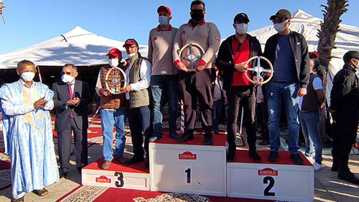 Les vainqueurs de la première édition du Grand Prix International Omar Bekkari, sur le podium, à Dakhla, le 30 janvier 2021. 
