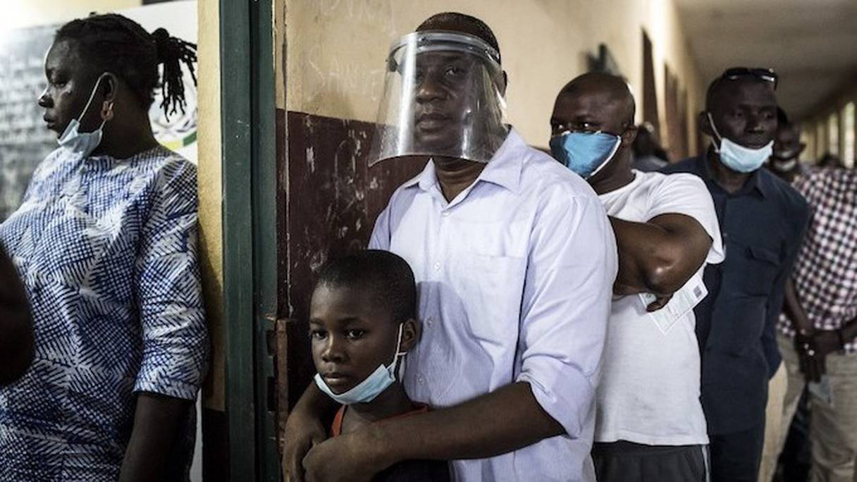 Des électeurs guinéens attendant leur tour dans un bureau de vote.
