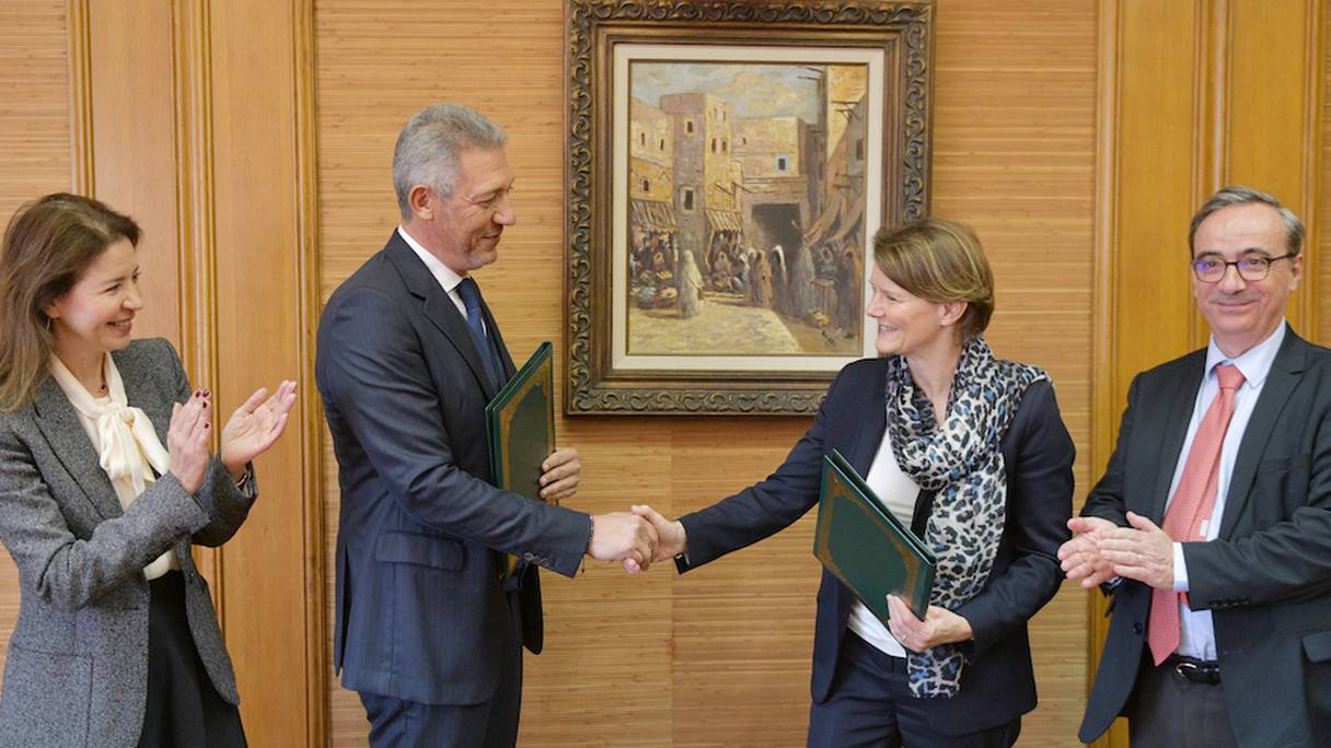 Cérémonie de signature du contrat de cession entre le groupe Holmarcom et Crédit Agricole S.A., le 27 avril 2022. 
