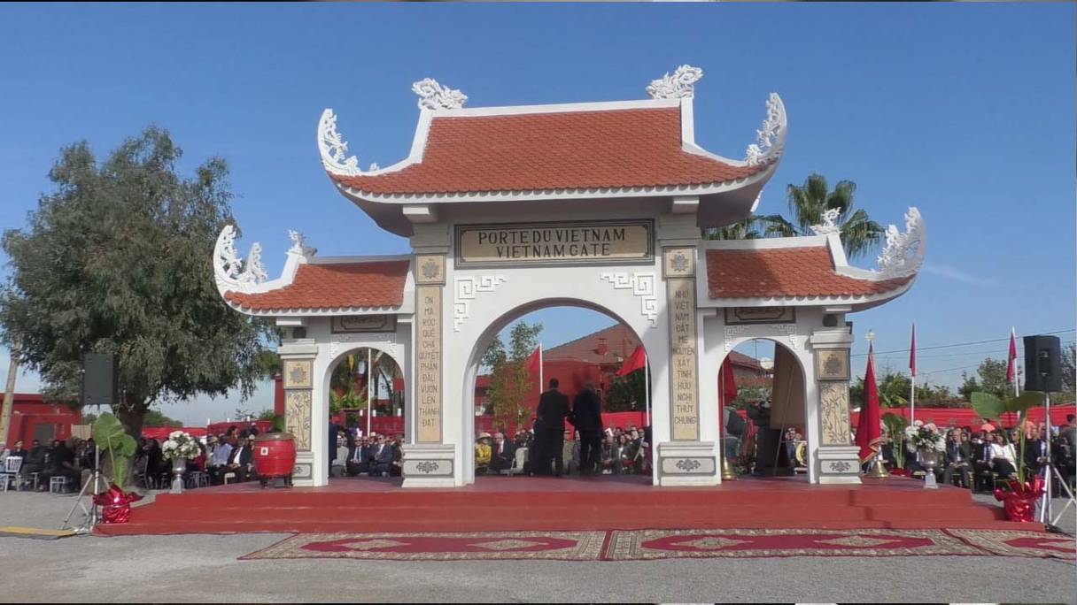  «La porte du Vietnam» à Kénitra, inaugurée le 24 novembre 2022, est la réplique de «Monument du Maroc» construit il y a quelques année à Hanoï, la capitale du Vietnam.
