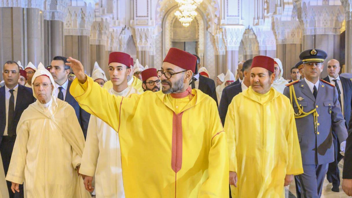 Le roi Mohammed VI présidant une veillée religieuse en commémoration de Laylat al-Qadr, le 17 avril 2023 à la mosquée Hassan II de Casablanca.