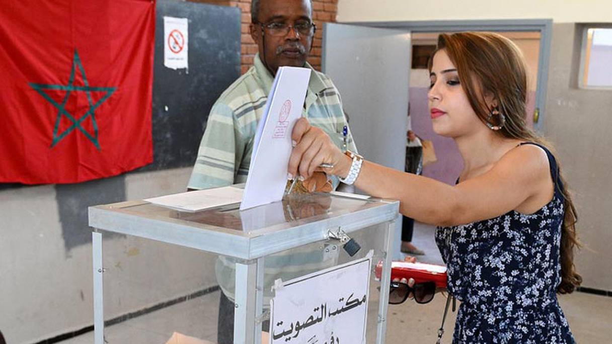Une jeune Marocaine glisse son bulletin de vote dans l'urne, lors des élections législatives de 2016. 
