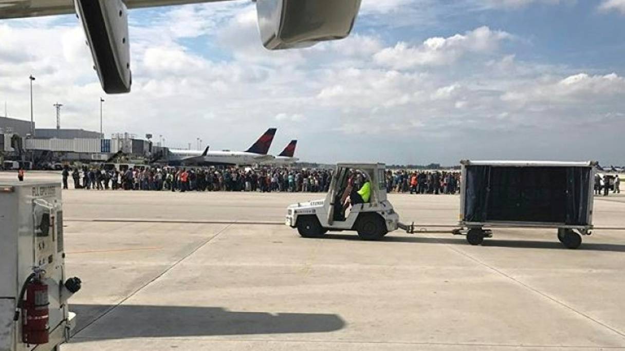 Photo montrant des passagers regroupés sur le tarmac de l'aéroport de Fort Lauderdale-Hollywood (Floride) après une fusillade, le 6 janvier 2017.
