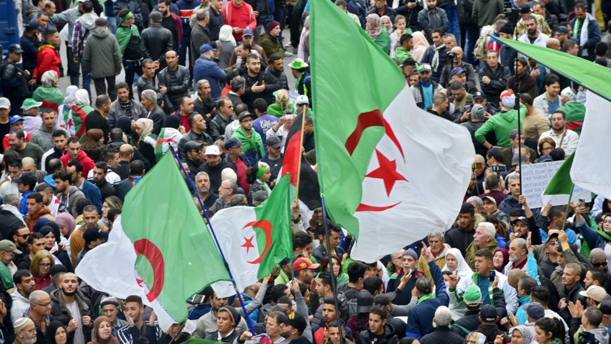 Des milliers de personnes dans la rue à Alger le samedi 23 février 2020, jour anniversaire du déclenchement du "Hirak". 
