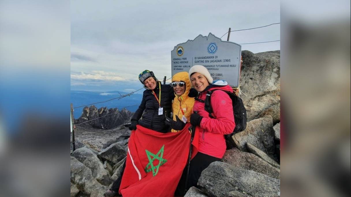 Leila Tazi Kandil (à droite de l’image), Latifa Jabri Chrouate et Yasmina Sitail, trois Marocaines qui ont réussi à escalader le sommet du mont Kinabalu en Malaisie, le plus haut sommet d'Asie du Sud-Est, jeudi 13 octobre 2022.
