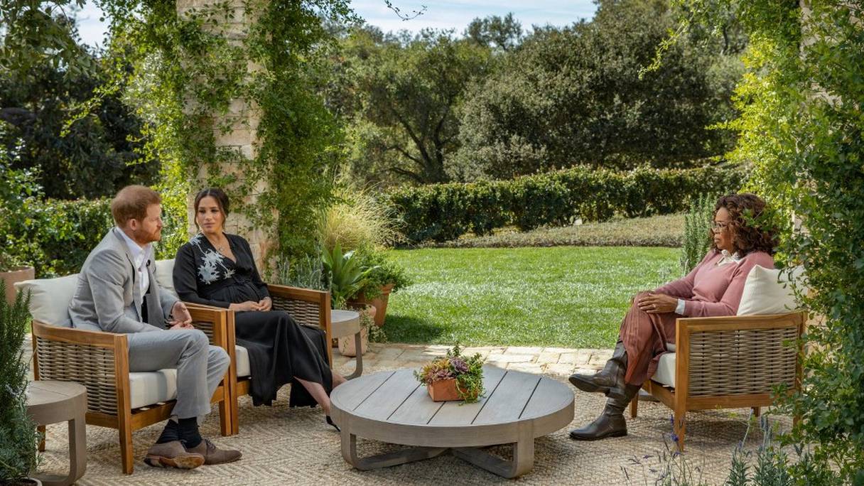 Le prince Harry (à gauche) et son épouse Meghan, duchesse de Sussex, lors d'une conversation avec l'animatrice de télévision américaine Oprah Winfrey, pour une interview diffusée sur la chaîne CBS le 7 mars 2021. 
