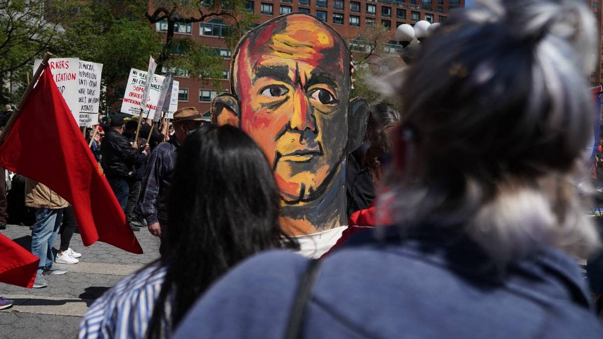 Des manifestants tiennent une marionnette du PDG d'Amazon, Jeff Bezos, lors d'une manifestation le 1er mai 2021 à New York. Partout dans le pays, les gens ont manifesté et marché au jour traditionnel des droits des travailleurs et demandé un traitement équitable et la syndicalisation d'Amazon.
