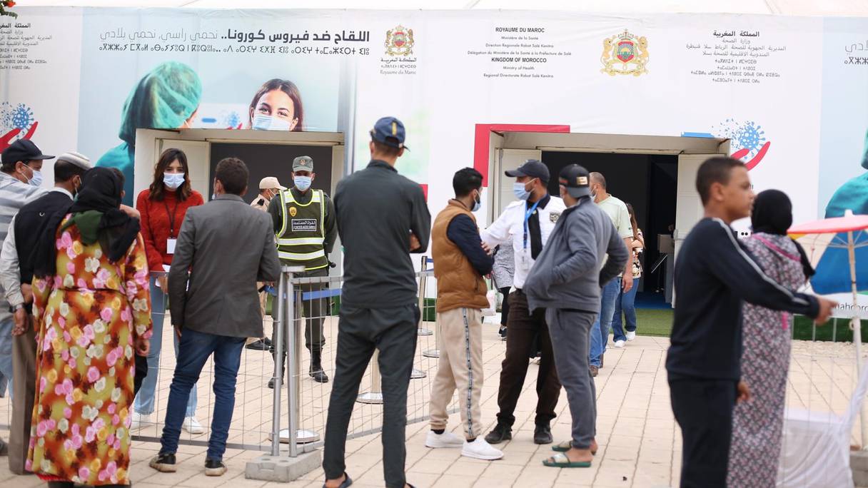Des personnes attendent de recevoir une injection d'un vaccin anti-Covid-19, le 25 octobre 2021, au vaccinodrome de Bab Lamrissa à Salé.
