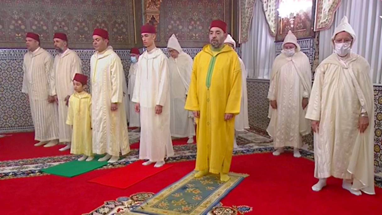 Le roi Mohammed VI accomplit la prière de l'Aïd Al-Adha, dimanche 10 juillet 2022.
