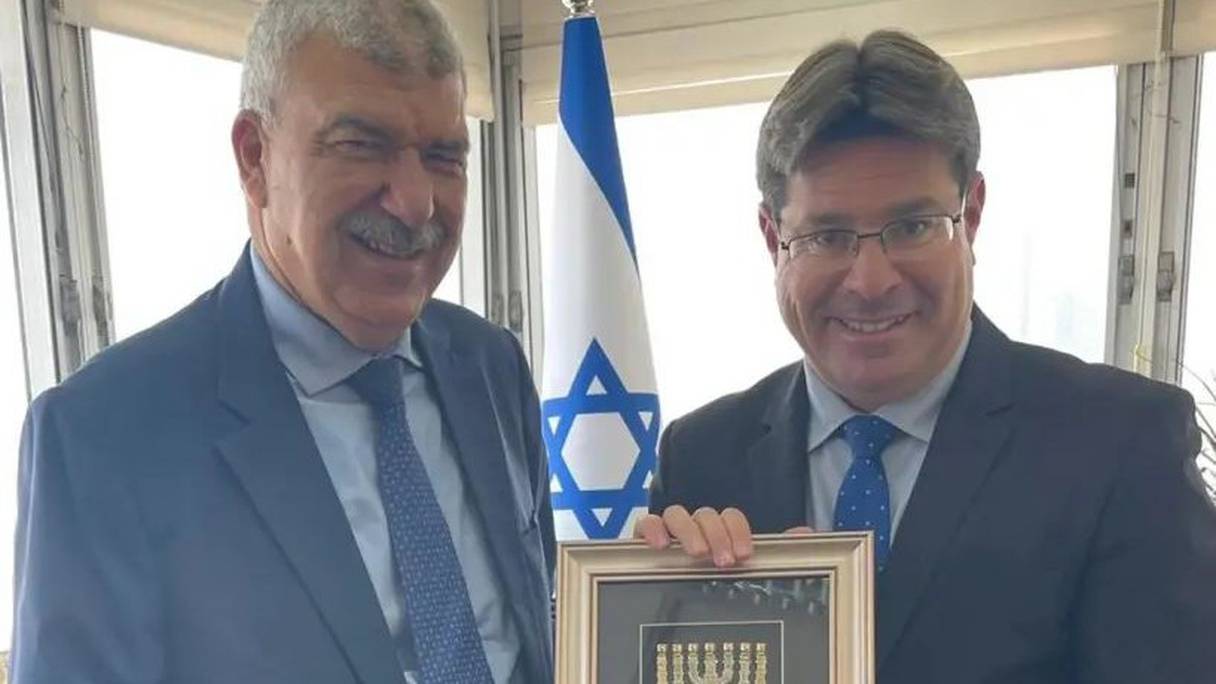 Le chef du bureau de représentation du Maroc en Israël, Abderrahim Bayoud, et le ministre israélien de la Coopération régionale, Ofir Akunis, le 20 avril 2021, à Tel Aviv.
