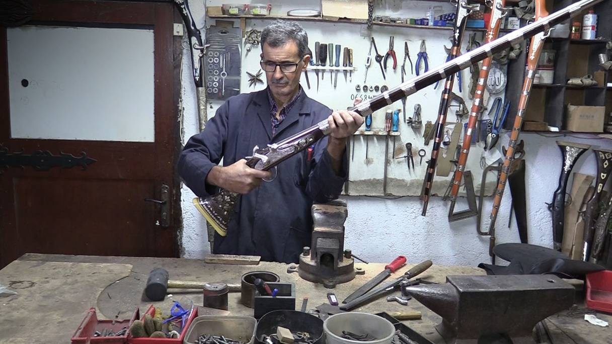 Ali Haddadi tient une «Moukehla», le fusil d'apparat des cavaliers de la Tbourida, qu'il a fabriqué dans son atelier d'armurerie, à Fès.

