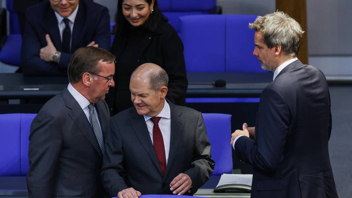 Le nouveau ministre allemand de la Défense Boris Pistorius (g.) s'entretient avec le chancelier allemand Olaf Scholz sous le regard du porte-parole du gouvernement allemand Steffen Hebestreit (d.) avant de prêter serment au Bundestag à Berlin le 19 janvier 2023. 
