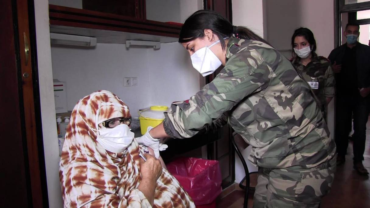 Une infirmière des Forces armées royales vaccine une citoyenne à Agadir.
