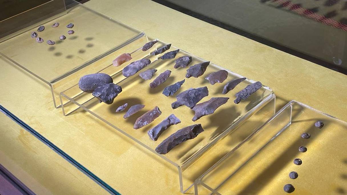 Des coquillages de gastéropodes, datés d'il y a 150.000 ans, mis au jour dans la grotte de Bizmoune, à Jbel Hdid, dans la province d'Essaouira, révèlent que le fait de se parer est sans doute l'un des plus anciens comportements humains.
