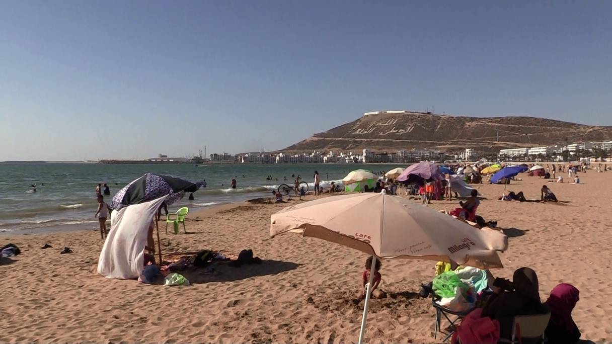Pour échapper à la chaleur qui sévit en cette fin octobre dans plusieurs villes du Royaume, de nombreux touristes et habitants ont décidé d'aller à Agadir (Souss-Massa), pour profiter de la baignades et de ses plages de sable fin.

