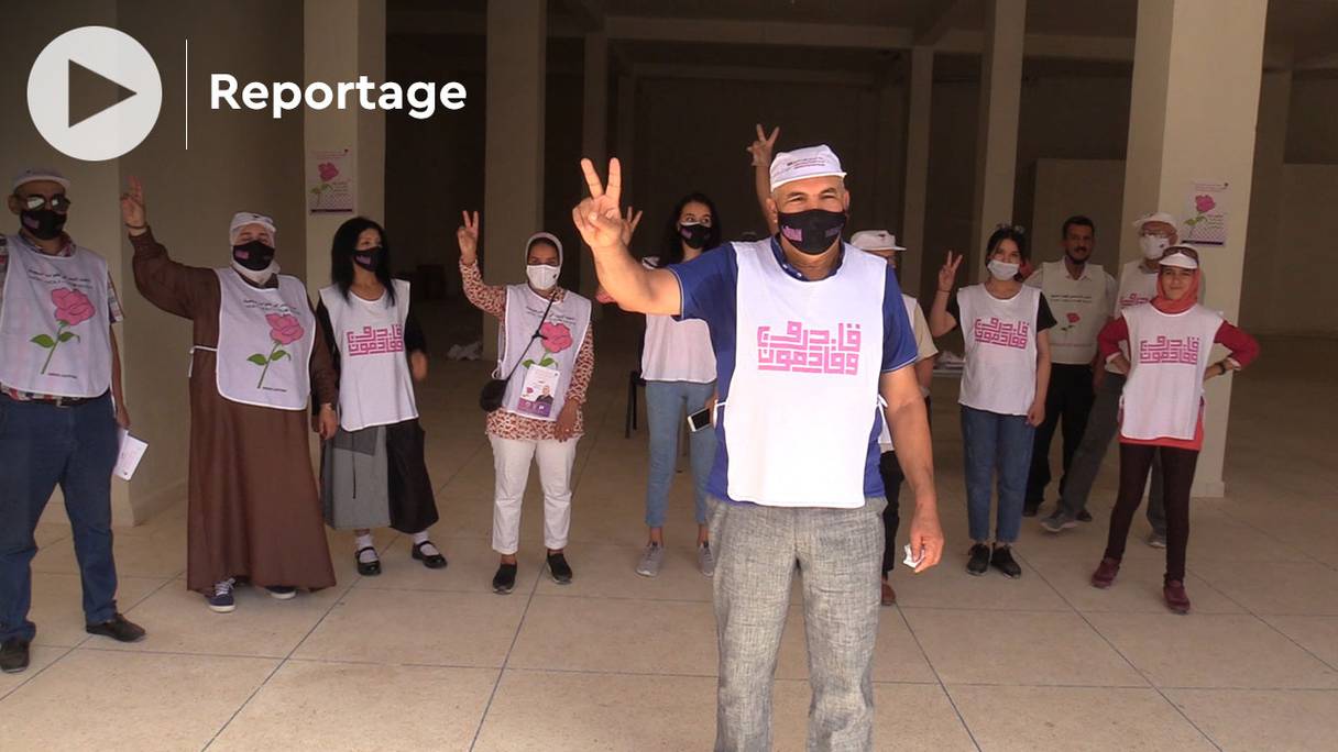 Des militants de l'USFP en dossards sont en campagne électorale, le 30 août 2021, à Oujda.
