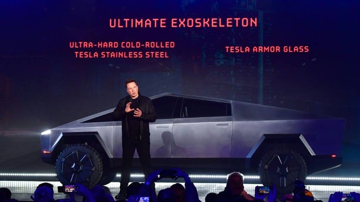 Elon Musk dévoile lors d'un show à Hawthorne, en Californie, le futur pick-up de Tesla, baptisé "Cybertruck", le 21 novembre 2019. 
