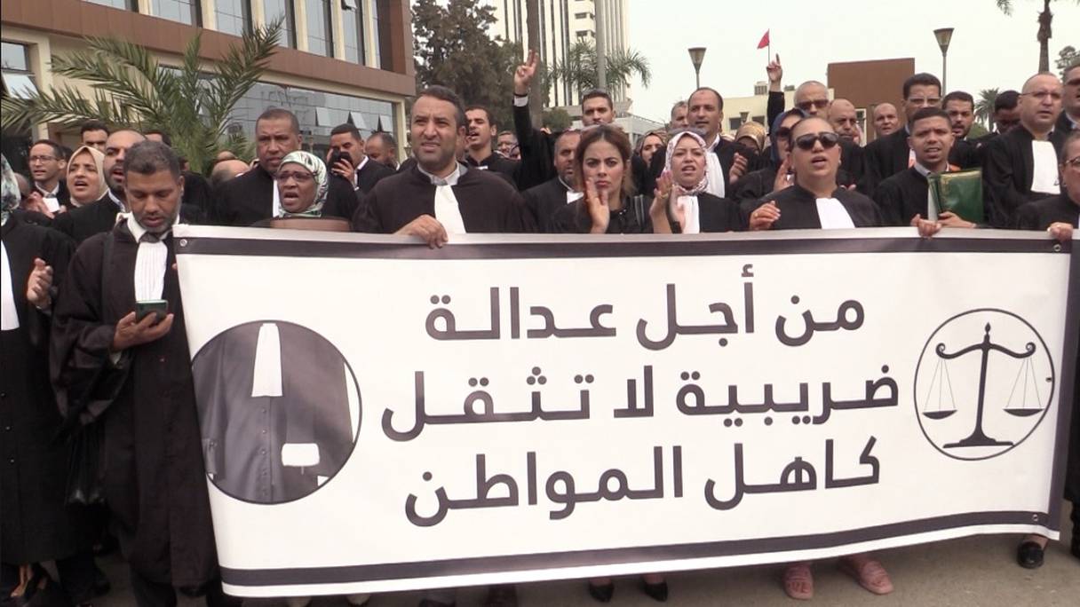 Les avocats du barreau de Casablanca en sit-in le 1er novembre 2022 devant le siège de la Cour d'appel de la métropole. 
