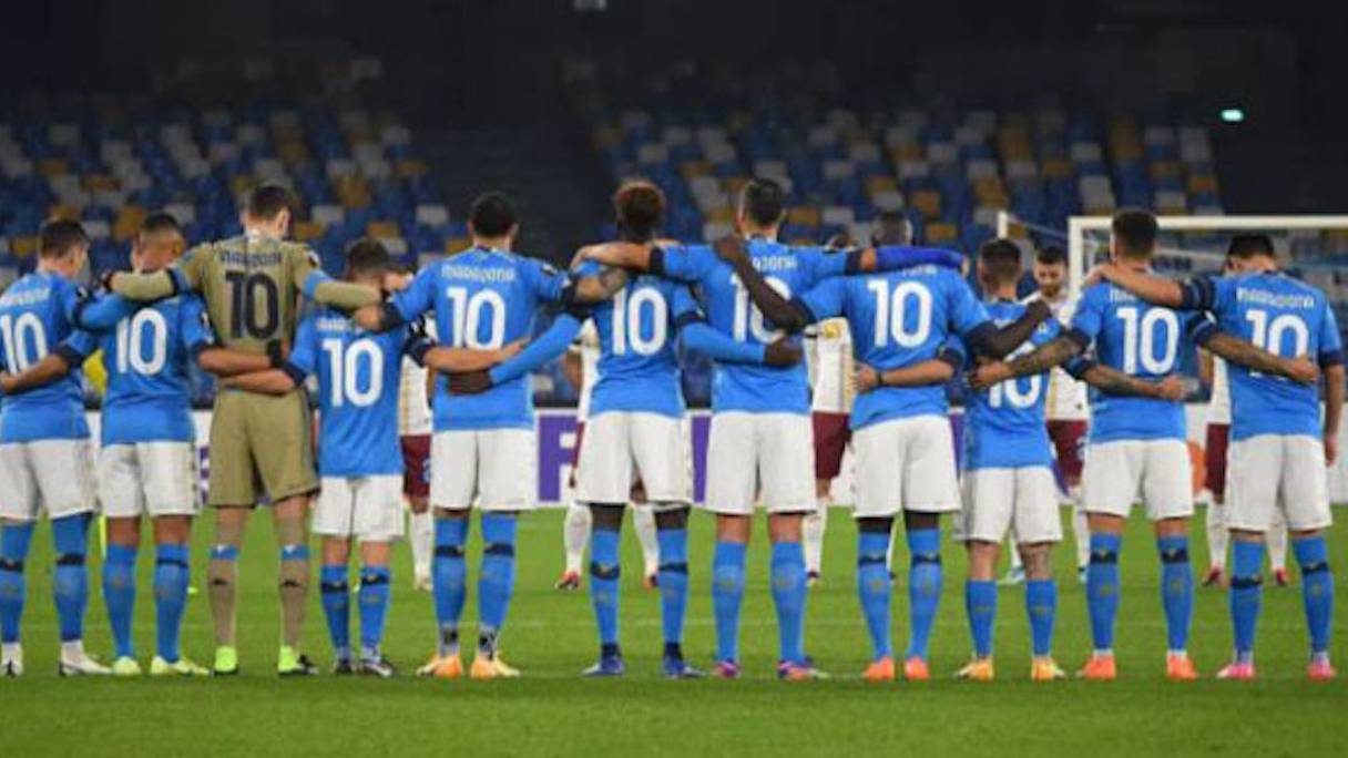 Les joueurs de Naples avec le N.10 sur le terrain, en hommage à Maradona.
