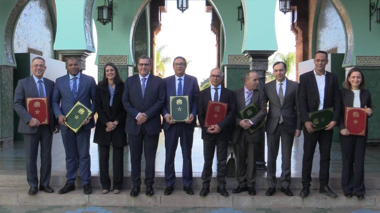 Aziz Akhannouch avec les ministres et les responsables syndicaux signataires de l'accord sur la réforme du système éducatif, le 14 janvier 2023 à Rabat.
