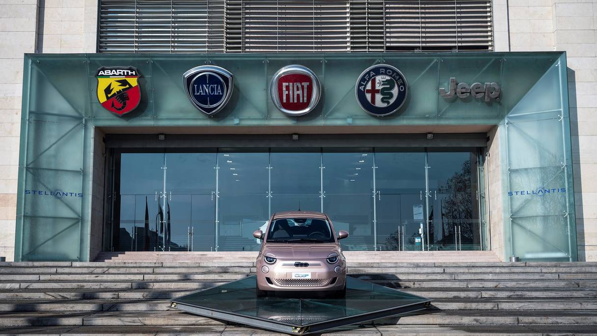 Les logos des constructeurs automobiles Abarth, Lancia, Fiat, Alfa Romeo et Jeep, marques automobiles du constructeur Stellantis, société née de la méga-fusion de Fiat-Chrysler et PSA, ici, à l'entrée de l'usine automobile Fiat Mirafiori à Turin, en Italie, le 19 janvier 2021. 
