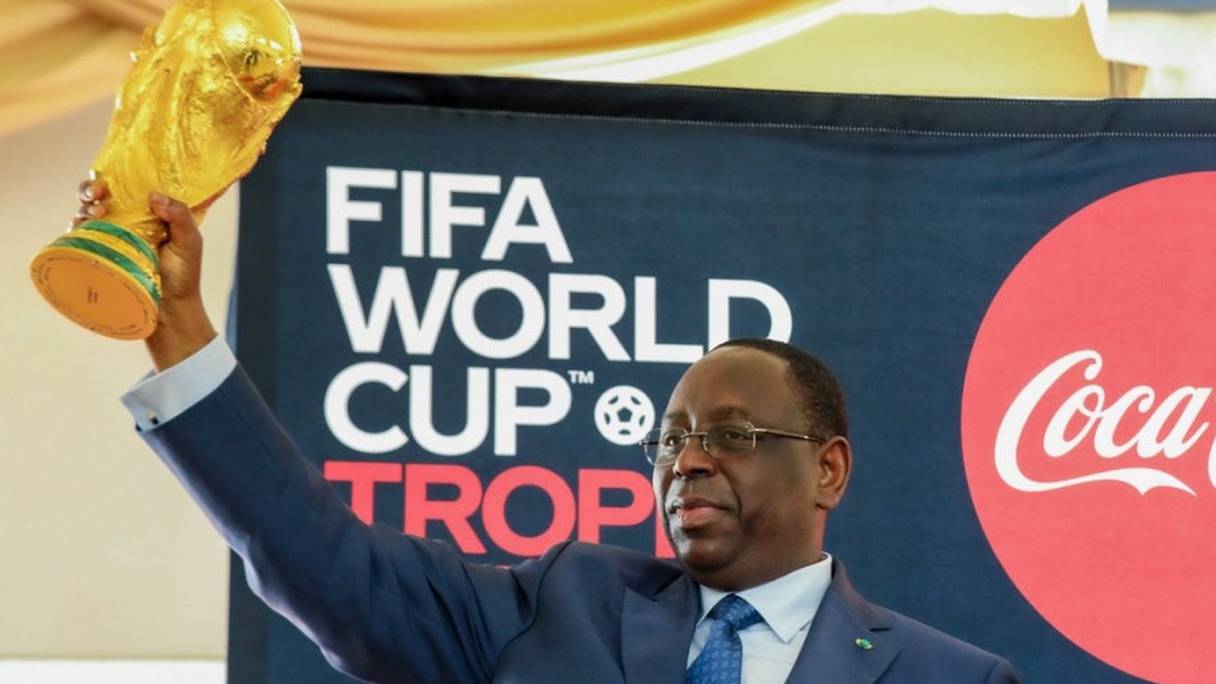 Le président du Sénégal Macky Sall avec le trophée de la Coupe du monde, mercredi 7 septembre 2022.

